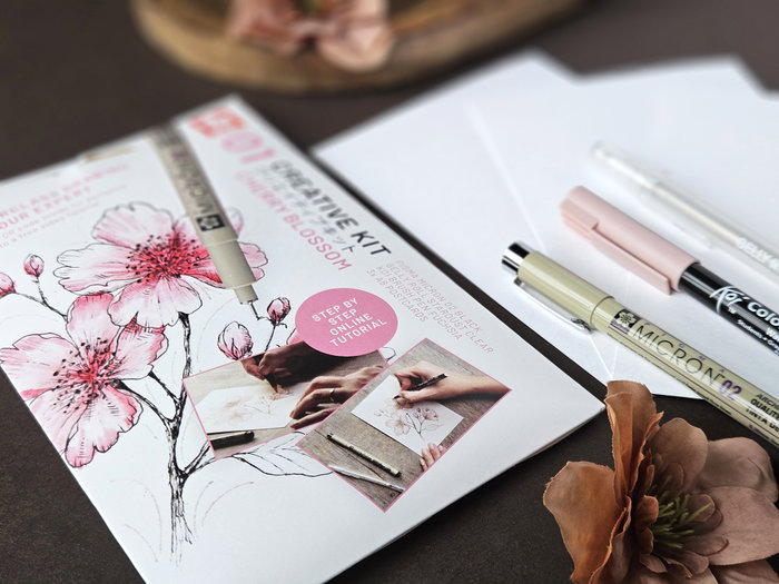SAKURA Set Creativo Art Kit Flor de Cerezo (Pigma Micron 05, Gelly Roll, Koi coloring y 3 postales A6) SAKURA Set Creativo Art Kit Flor de Cerezo (Pigma Micron 05, Gelly Roll, Koi coloring y 3 postales A6)